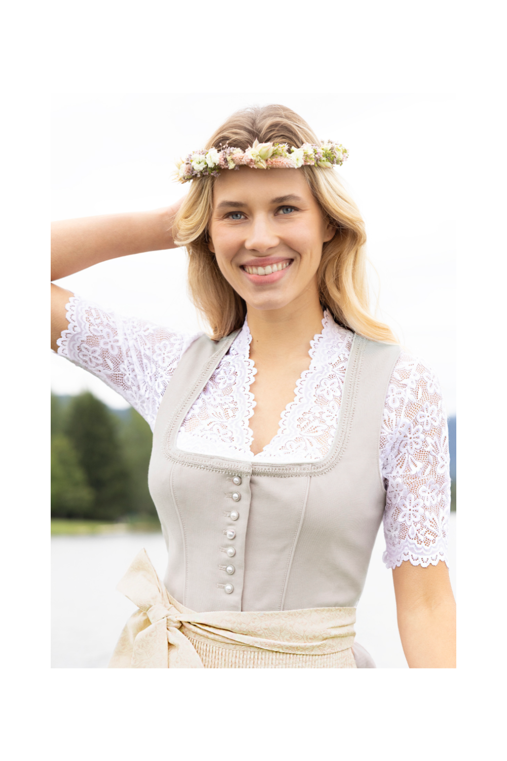 Nina v. C - Dirndl-Bluse Melina – Halbarm mit Spitze und Schnürung, Champagner